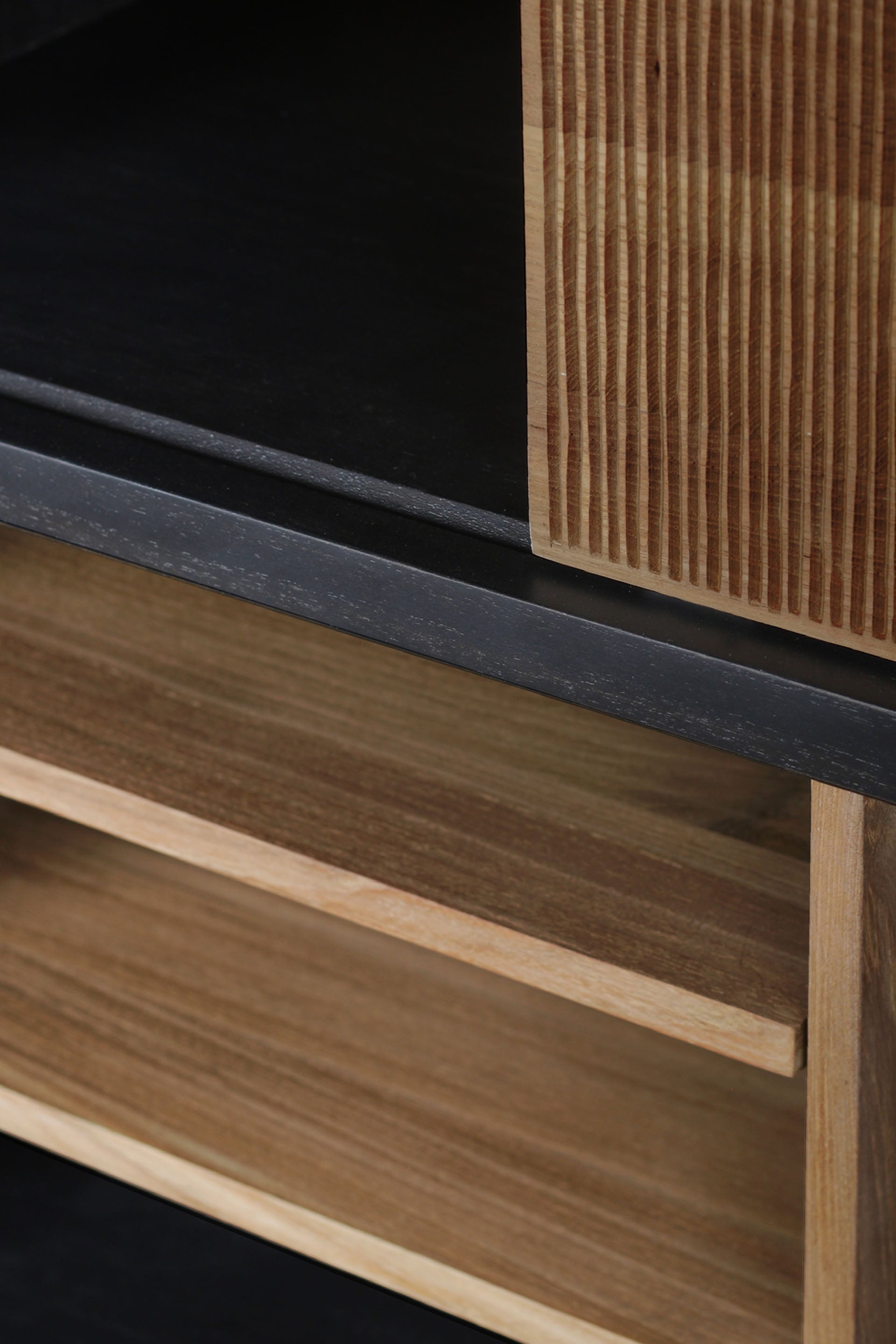 Étagère artisanale en teck sculpté à la main avec 5 portes coulissantes et compartiments asymétriques pour salon ou bureau