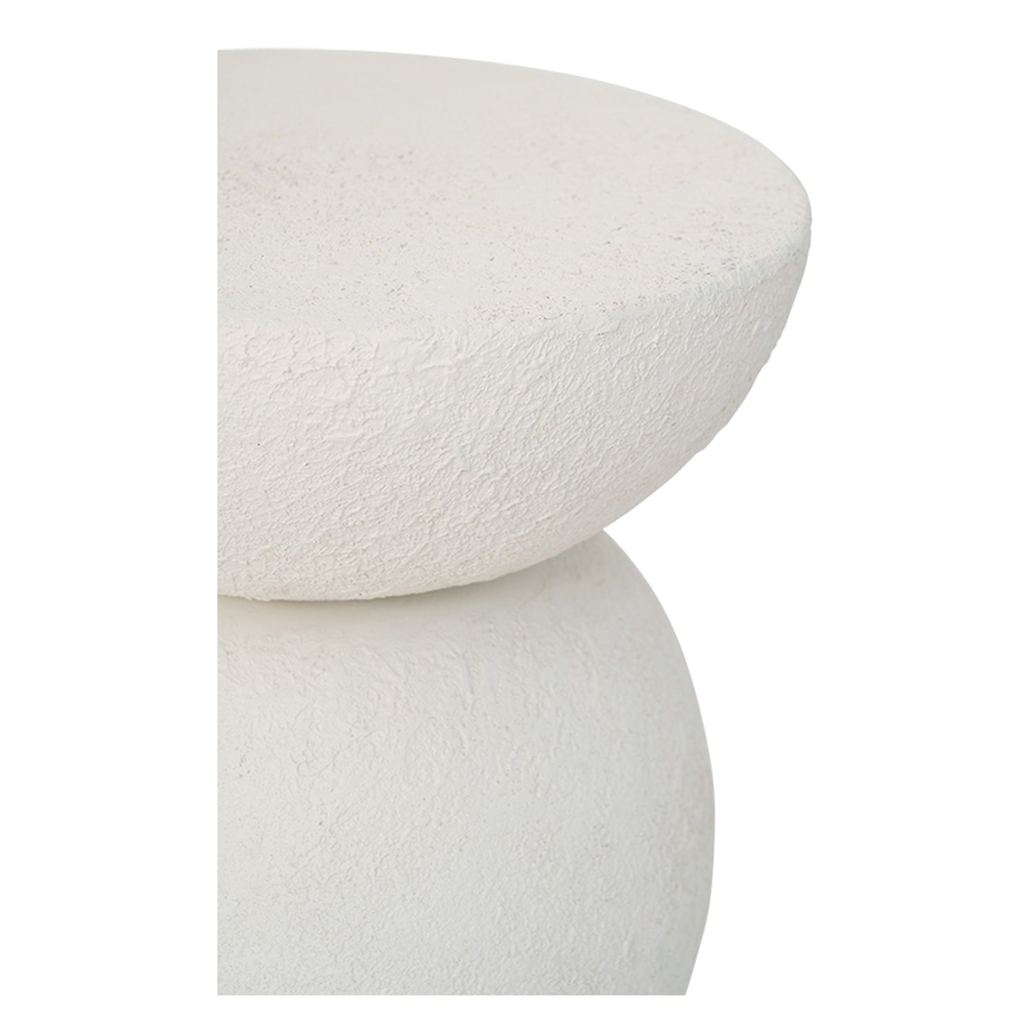 Table d'appoint ronde en métal faite à la main et organique, finition blanc cassé texturé brut, pour chambre ou salon.