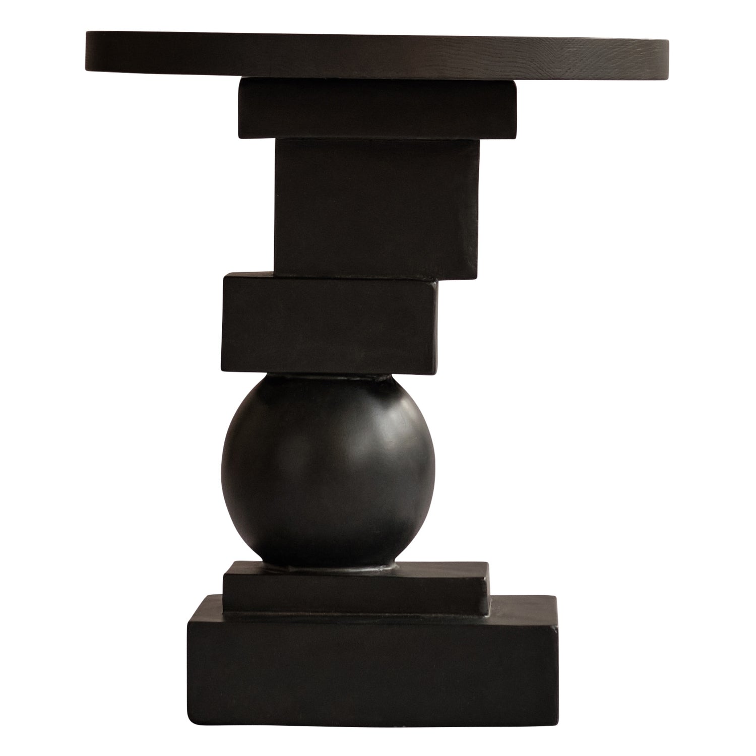 Table d'appoint sculpturale en béton fibré moulé, avec forme géométrique équilibrée et finition peinte à la main pour le salon