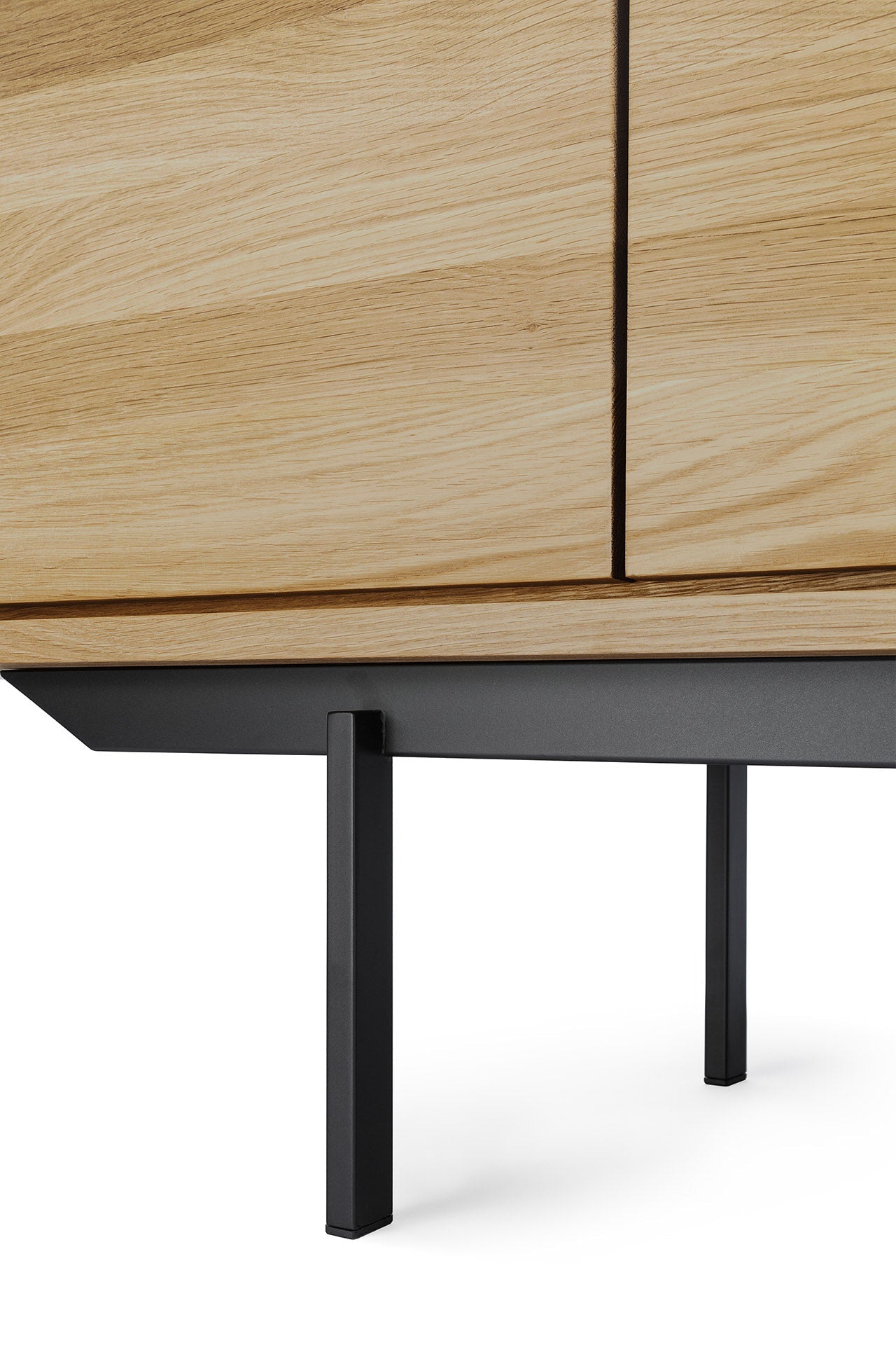 Enfilade minimaliste en chêne massif 3 portes 3 tiroirs avec piètement en métal noir pour salon ou salle à manger
