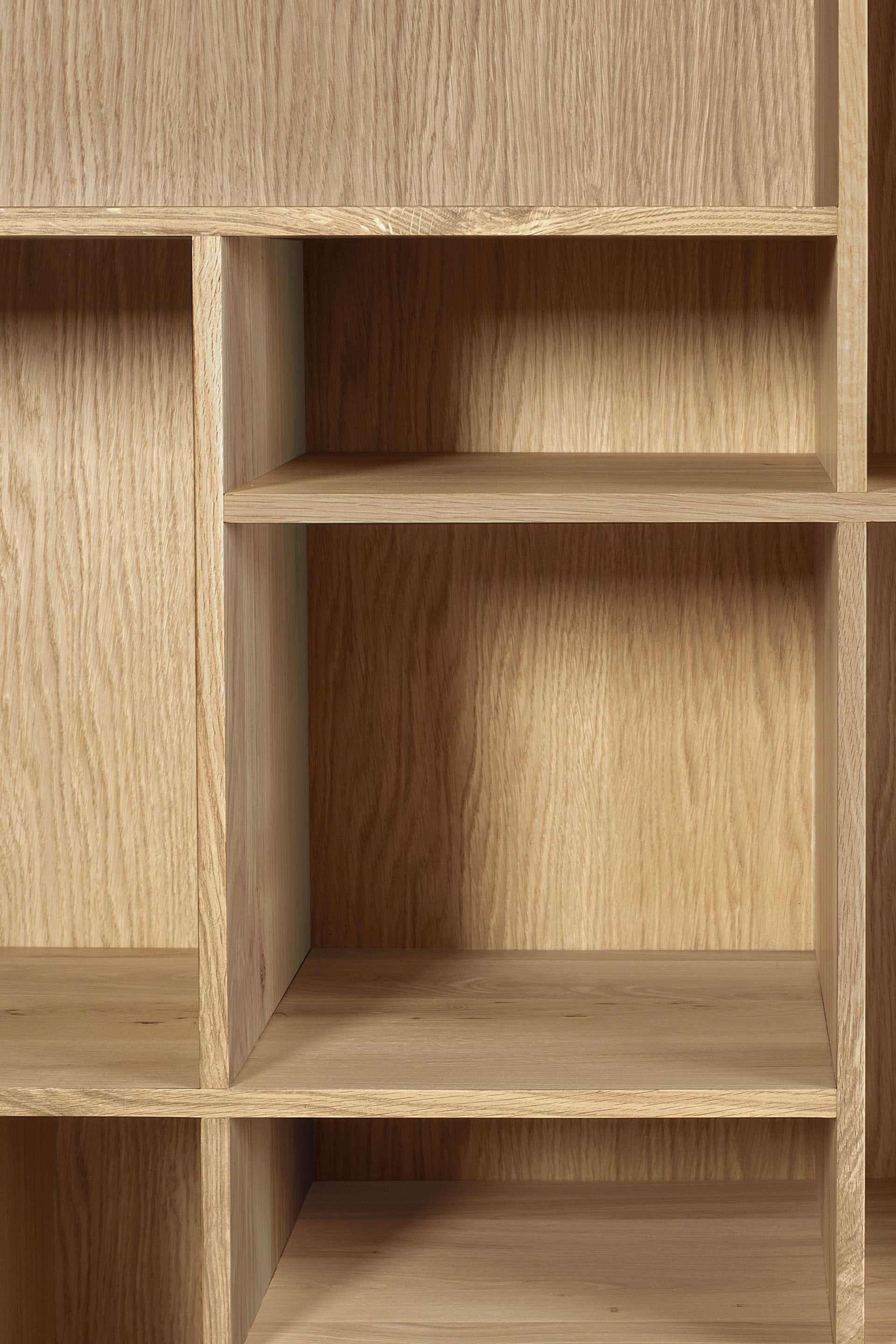 Étagère ouverte moderne en chêne teinté noir avec pieds en métal et composition visuelle équilibrée pour salon ou bureau