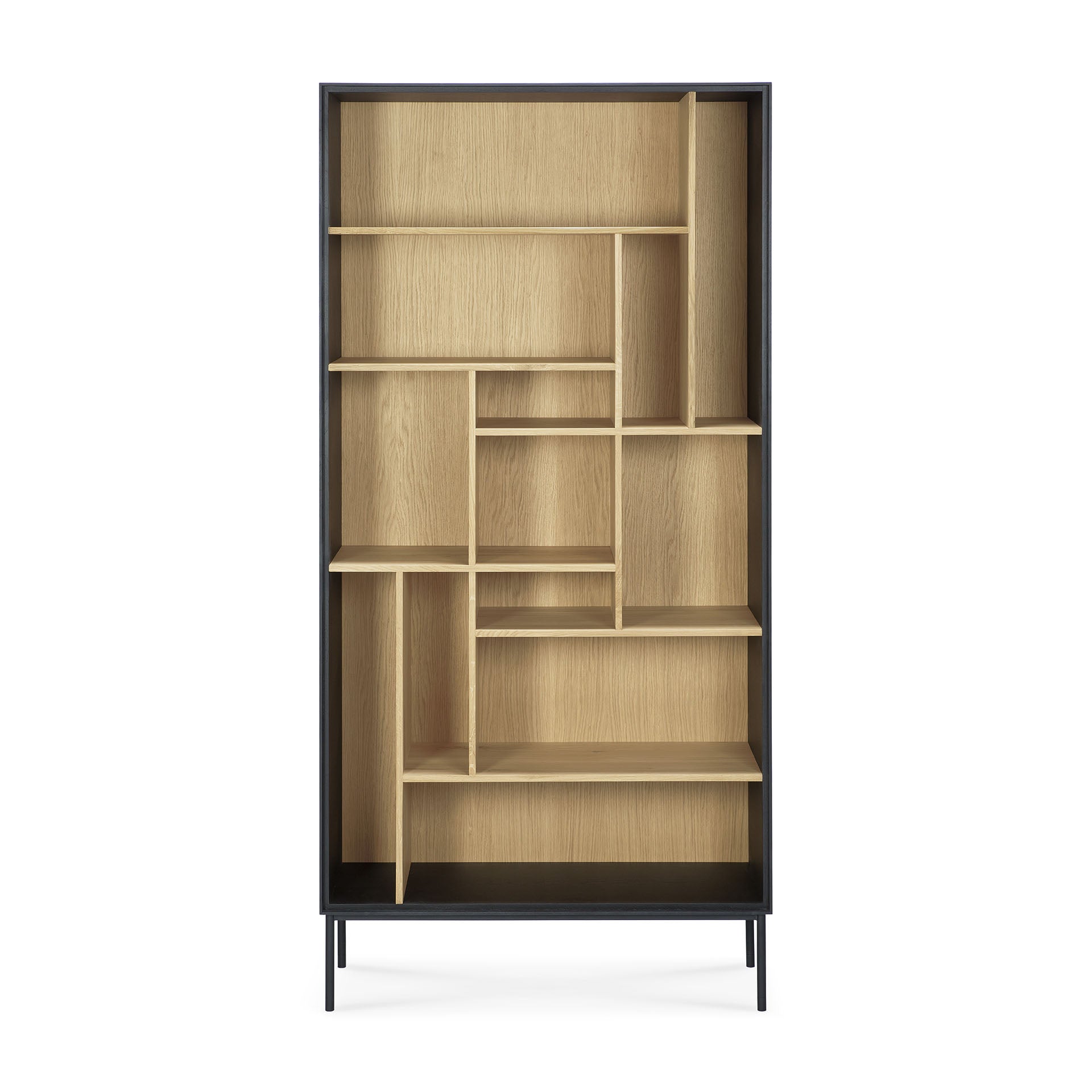 Étagère ouverte moderne en chêne teinté noir avec pieds en métal et composition visuelle équilibrée pour salon ou bureau