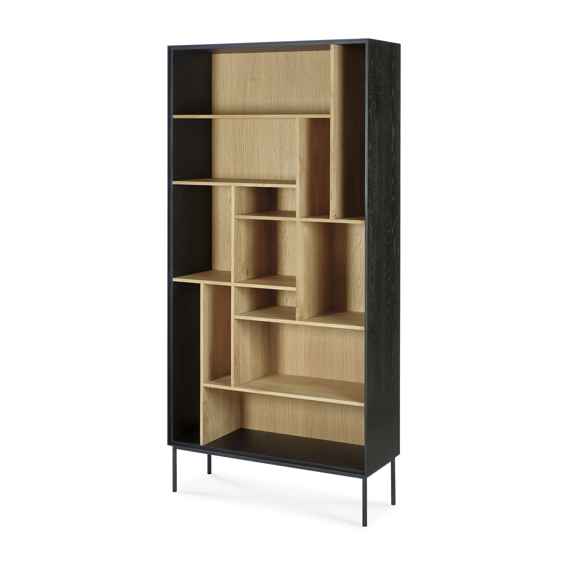 Étagère ouverte moderne en chêne teinté noir avec pieds en métal et composition visuelle équilibrée pour salon ou bureau
