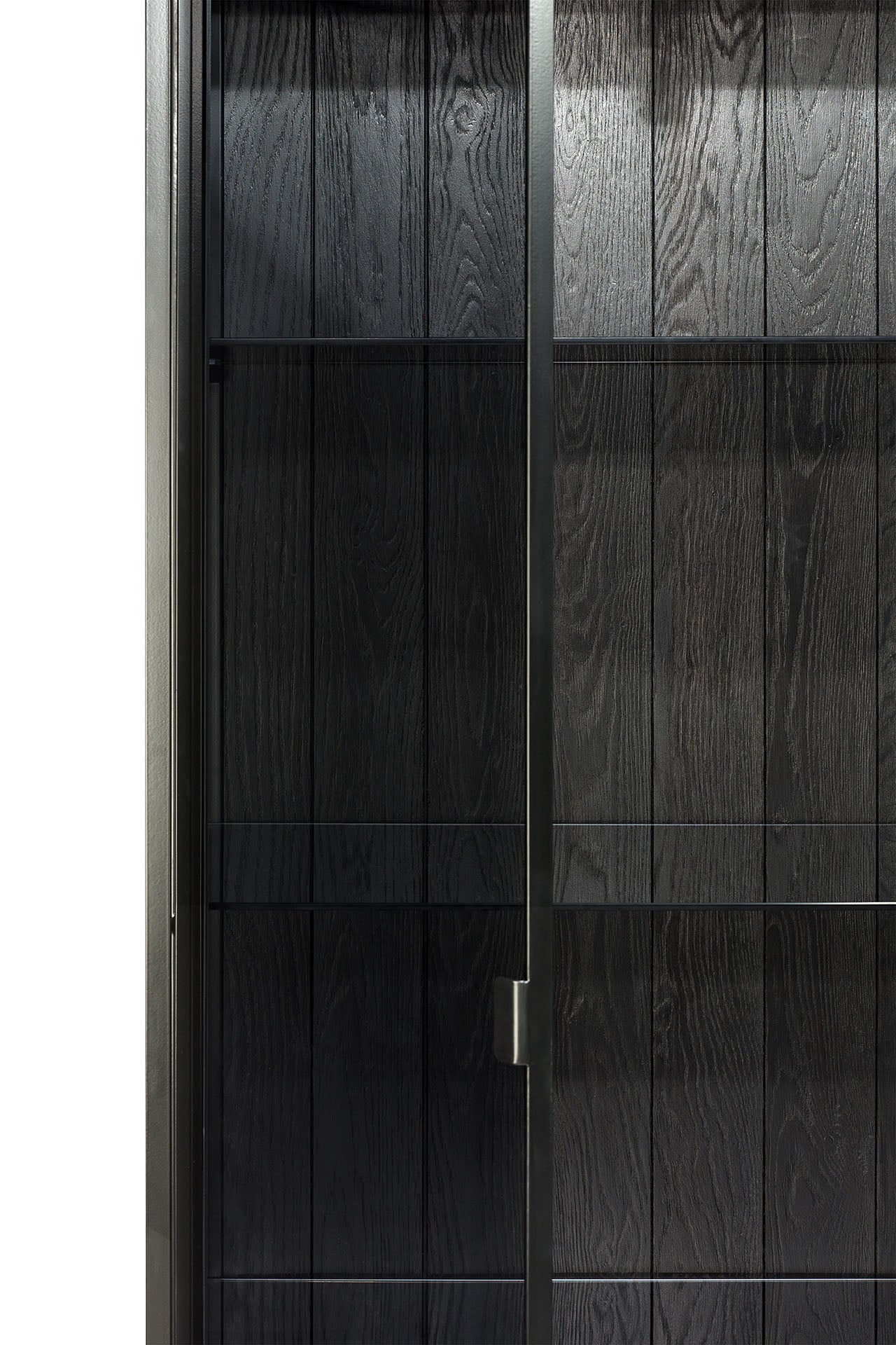 Buffet 4 portes en chêne et verre avec portes en verre à cadre noir pour le salon