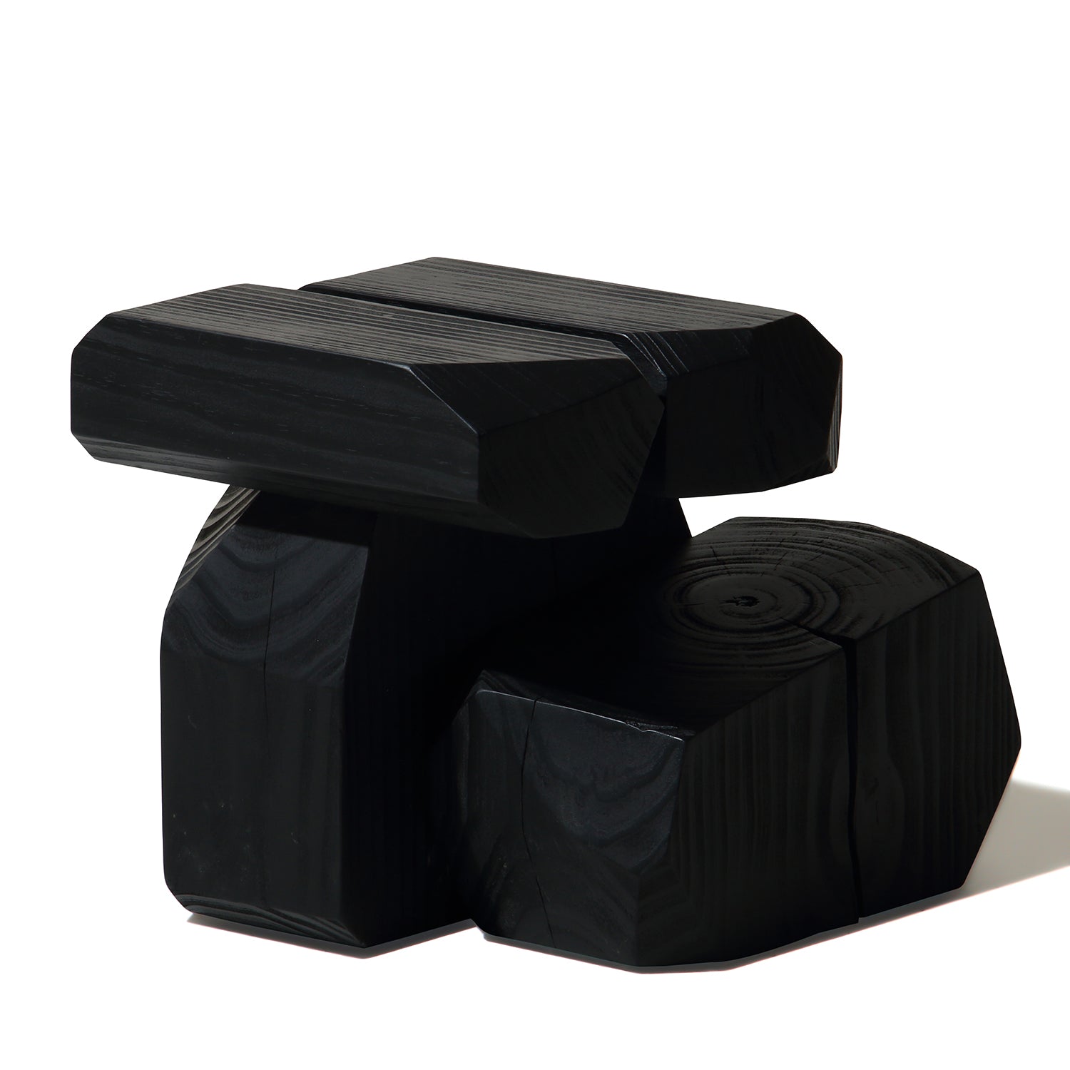 Table d'appoint carrée moderne en pin sablé avec texture chaude noire mate pour chambre ou salon