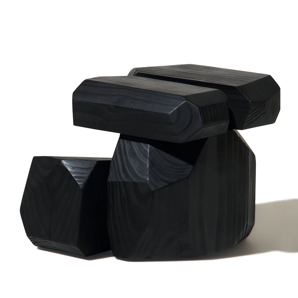 Table d'appoint carrée moderne en pin sablé avec texture chaude noire mate pour chambre ou salon