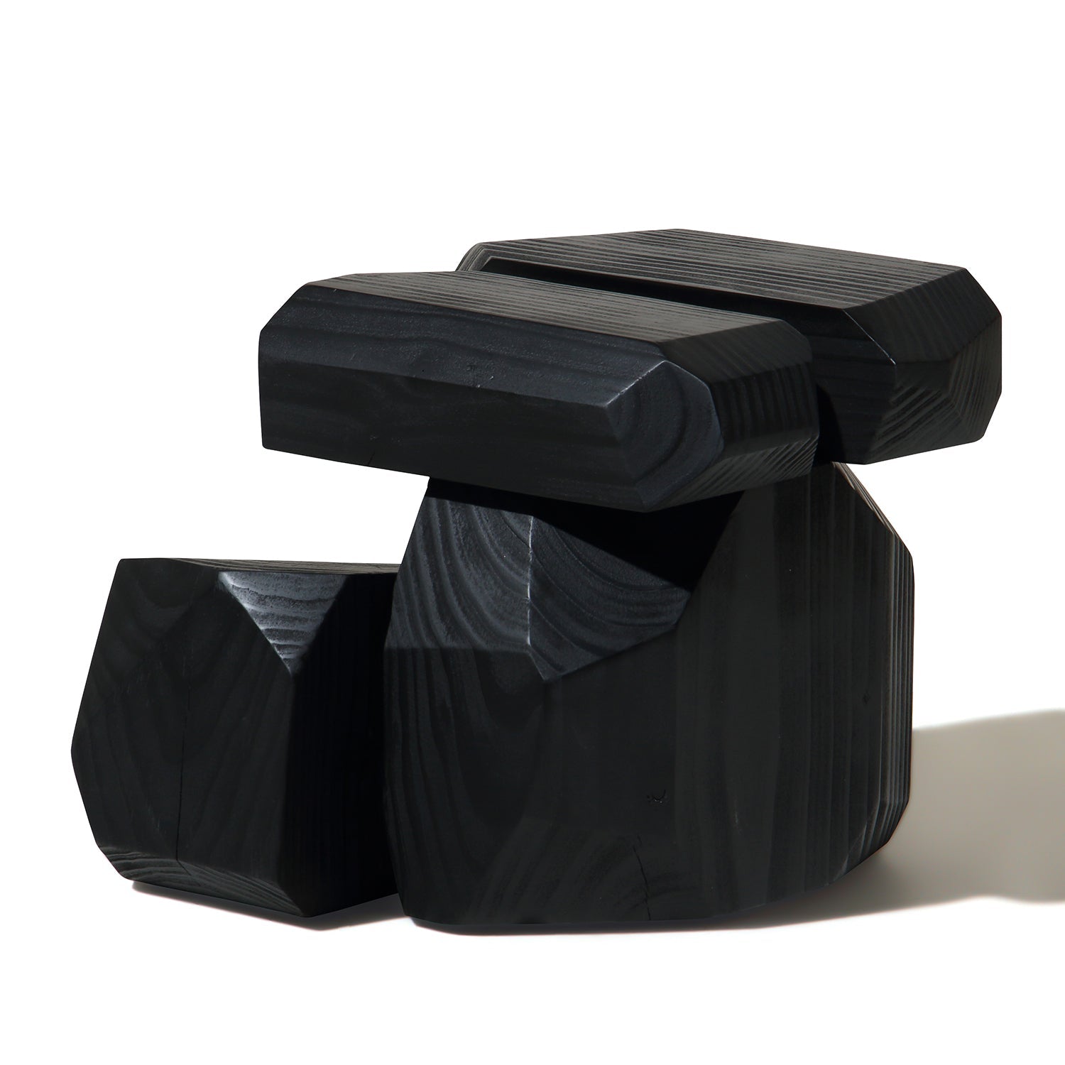 Table d'appoint carrée moderne en pin sablé avec texture chaude noire mate pour chambre ou salon