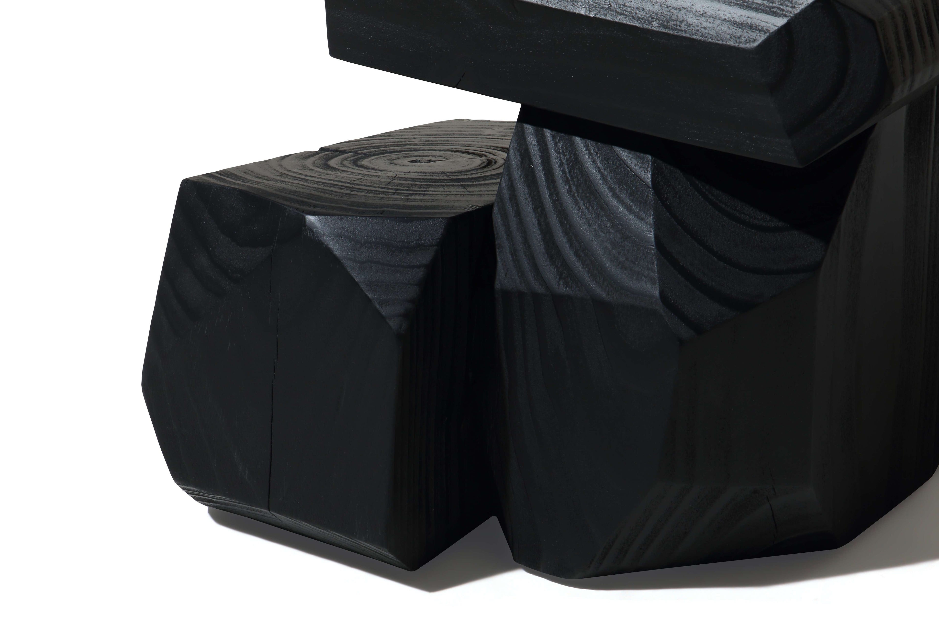 Table d'appoint carrée moderne en pin sablé avec texture chaude noire mate pour chambre ou salon