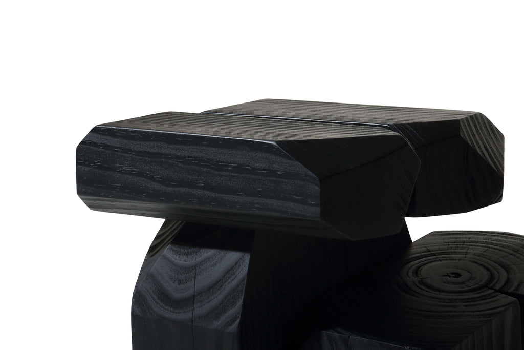 Table d'appoint carrée moderne en pin sablé avec texture chaude noire mate pour chambre ou salon