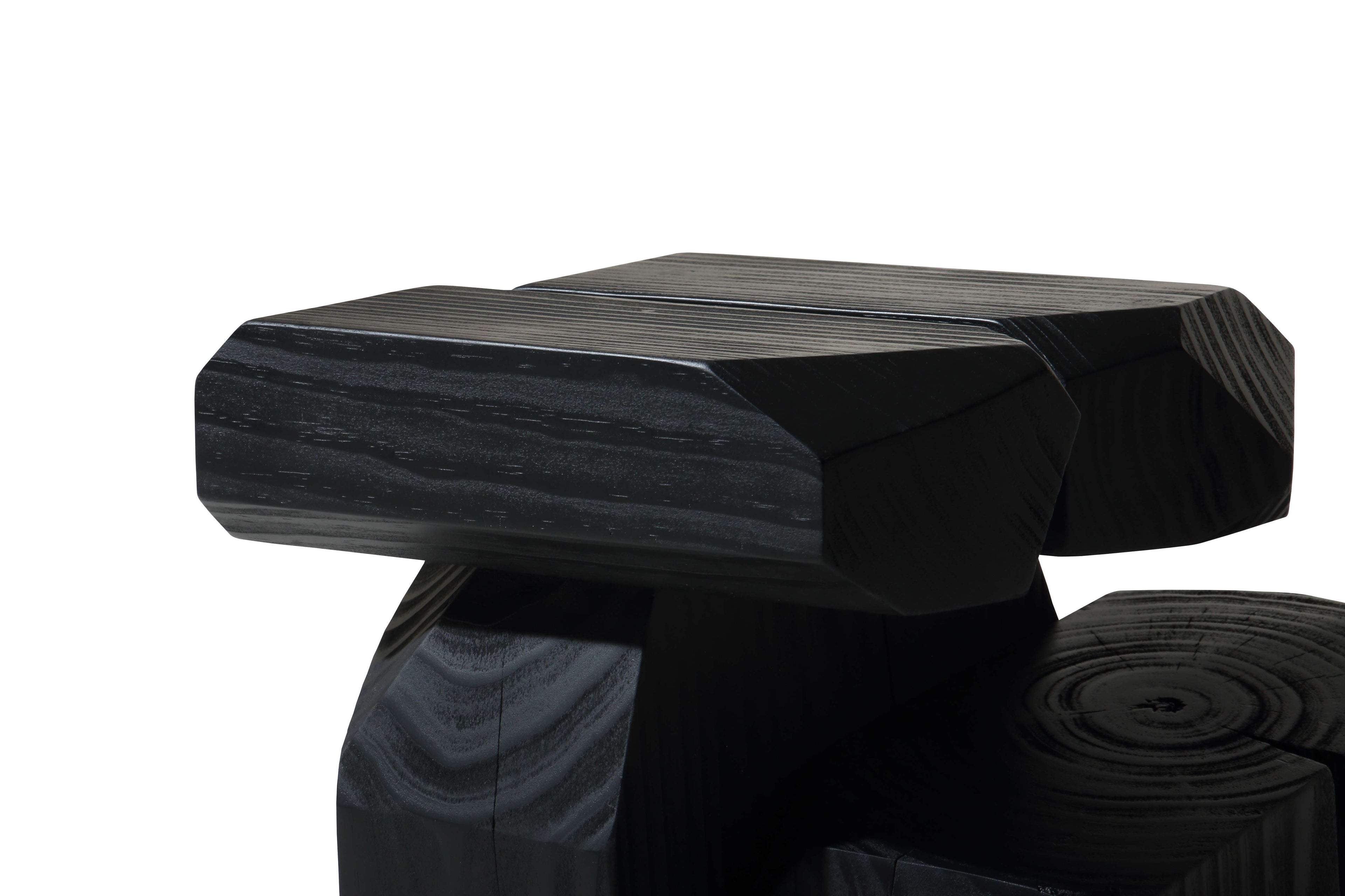 Table d'appoint carrée moderne en pin sablé avec texture chaude noire mate pour chambre ou salon