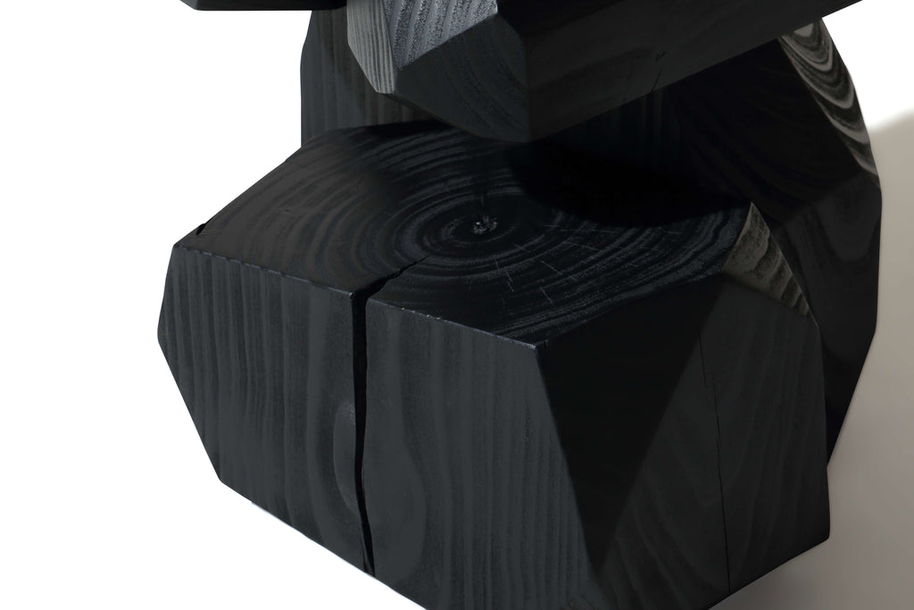 Table d'appoint carrée moderne en pin sablé avec texture chaude noire mate pour chambre ou salon
