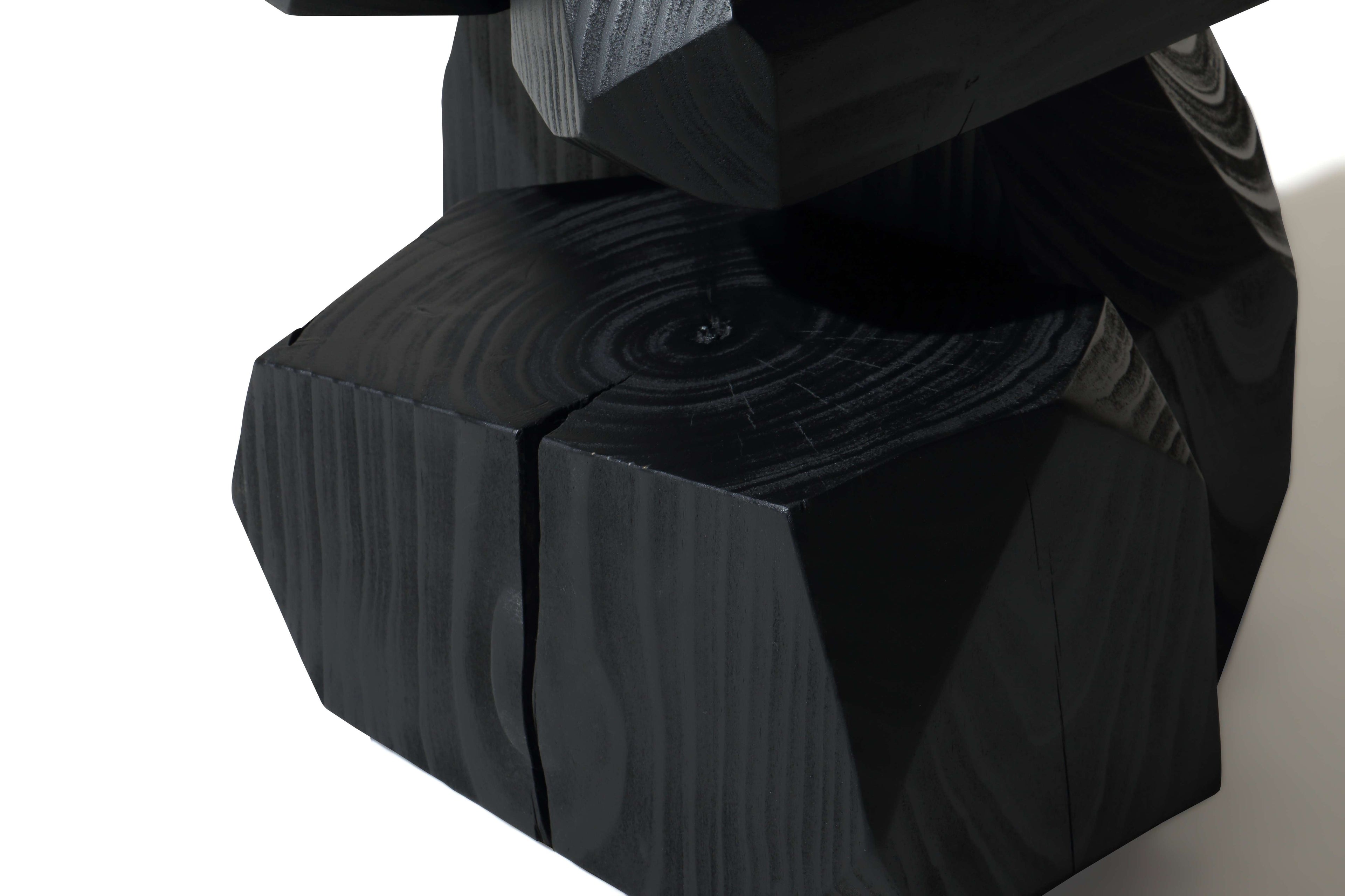 Table d'appoint carrée moderne en pin sablé avec texture chaude noire mate pour chambre ou salon