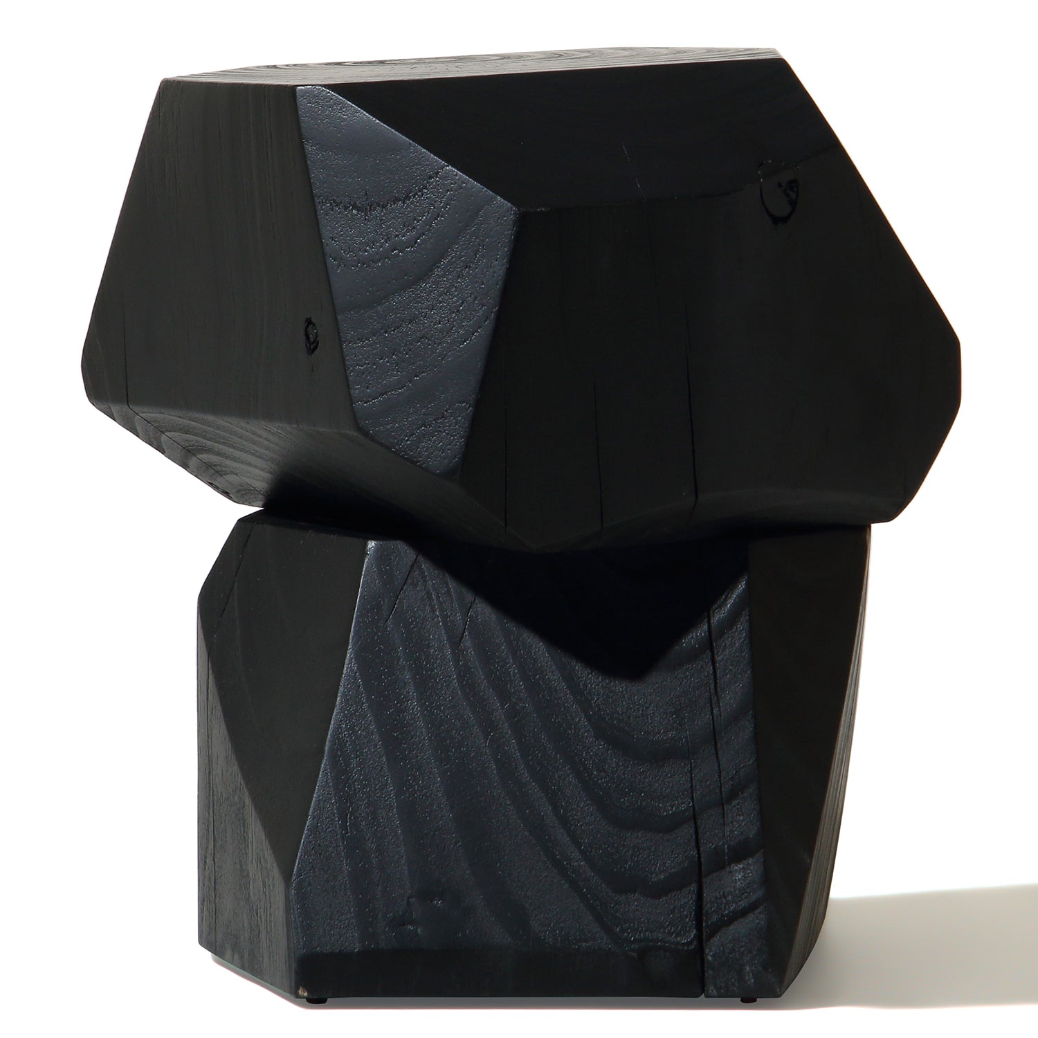 Table d'appoint ronde en pin sablé moderne avec finition en bois naturel noir mat pour chambre ou salon