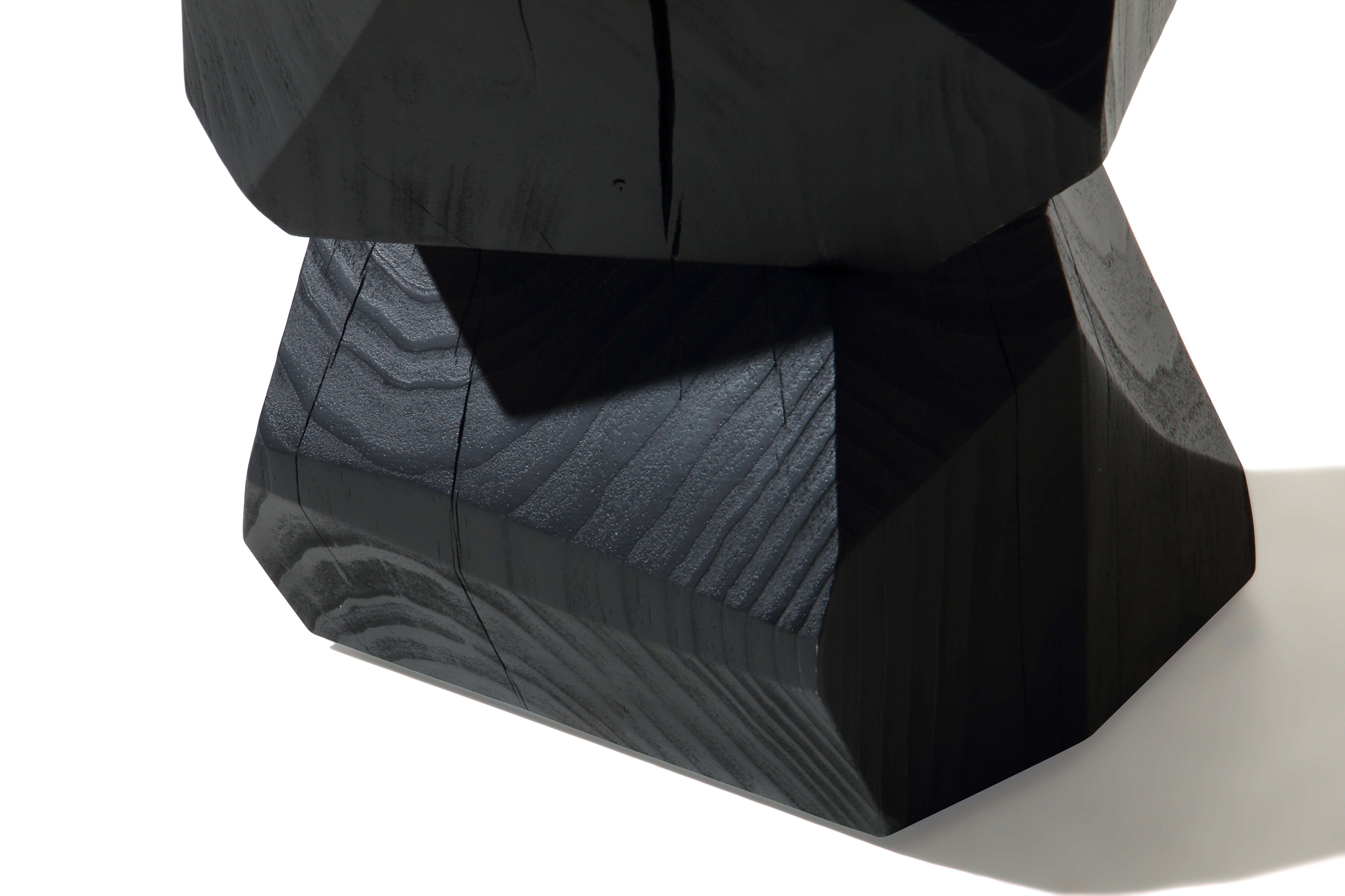 Table d'appoint ronde en pin sablé moderne avec finition en bois naturel noir mat pour chambre ou salon