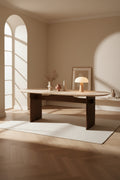 Table à manger en travertin nordique et bois massif avec pieds en dalles reliées par une poutre, pour salle à manger