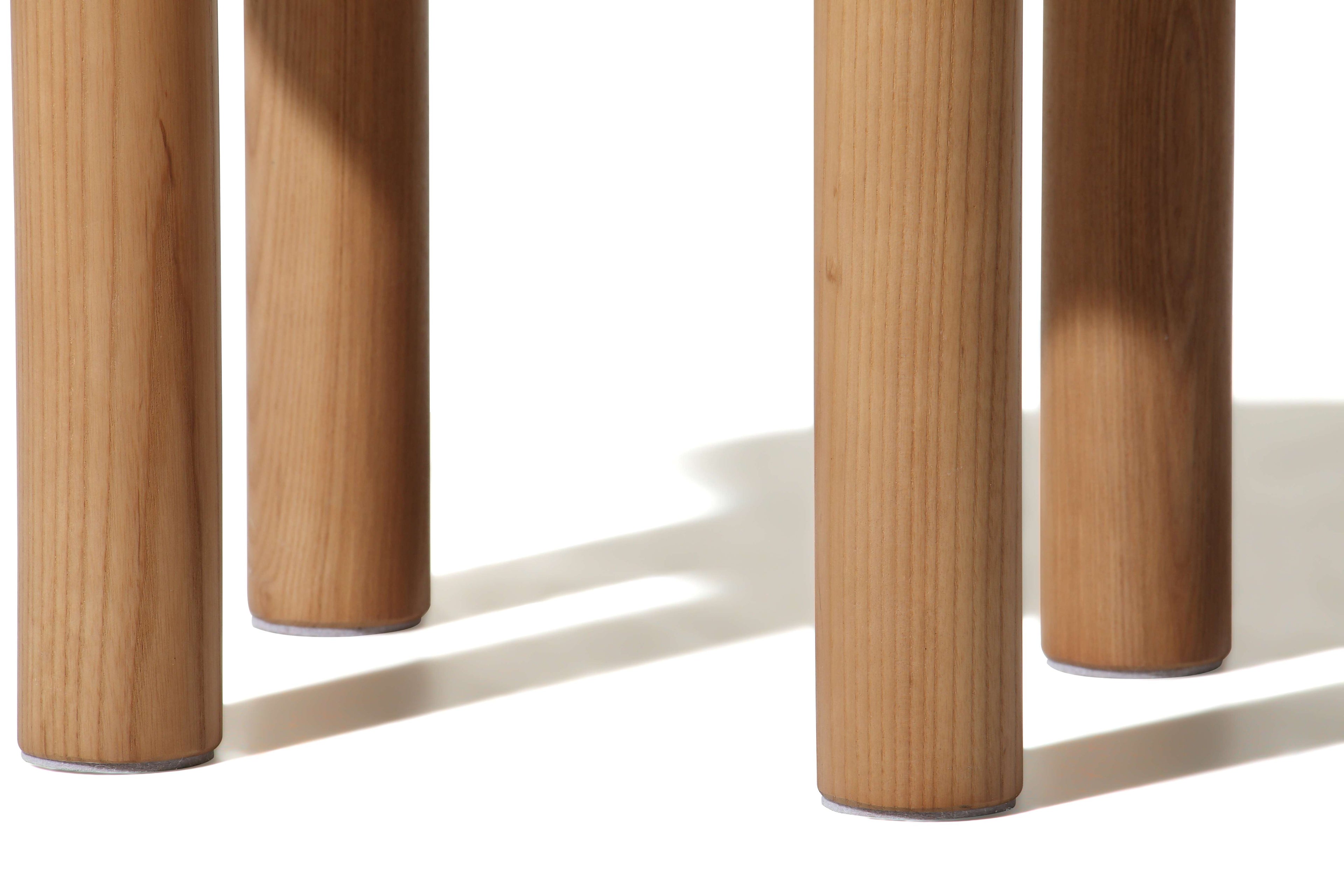 Table d'appoint contemporaine en bois d'hévéa avec accent en acier inoxydable pour salon ou chambre à coucher