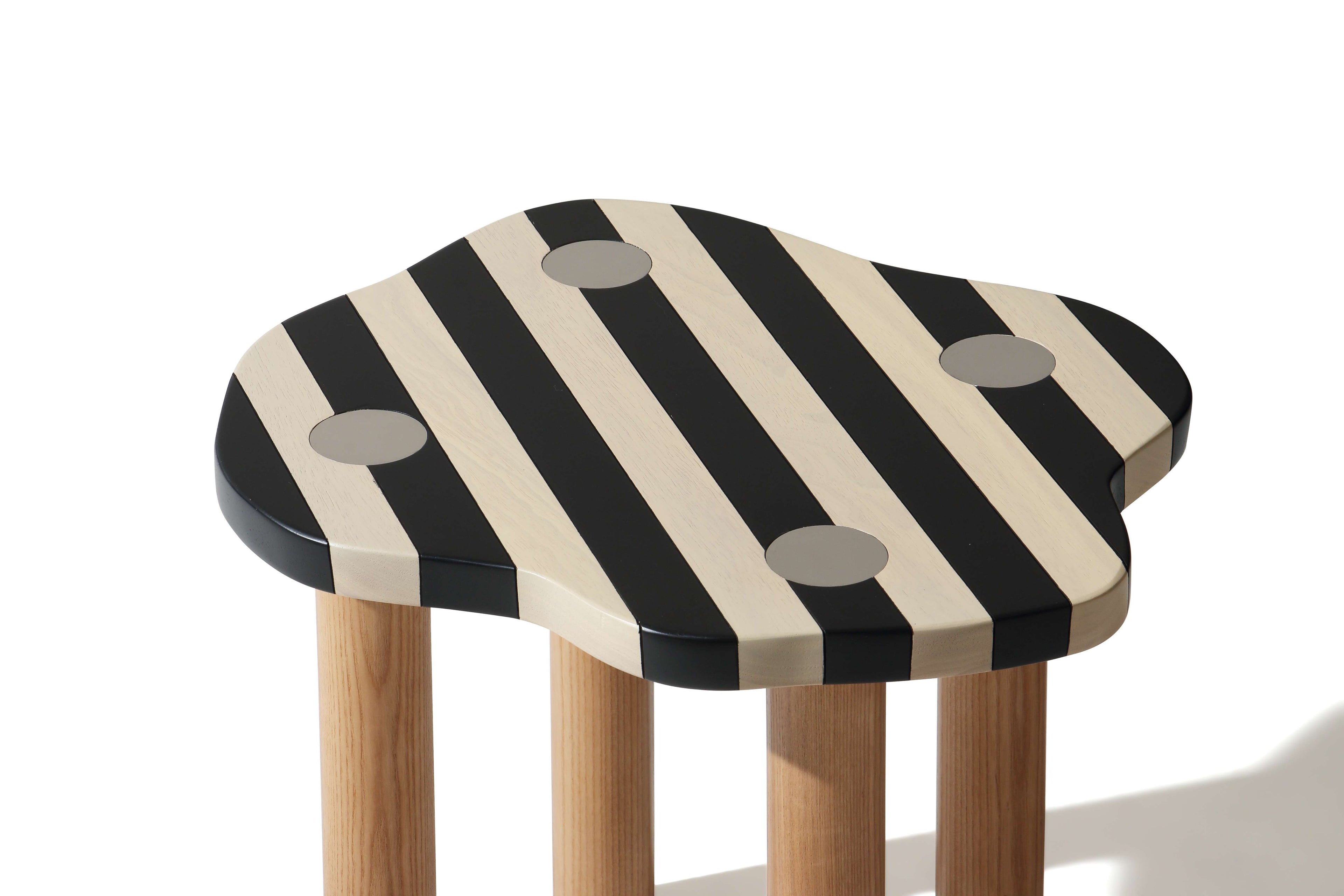 Table d'appoint contemporaine en bois d'hévéa avec accent en acier inoxydable pour salon ou chambre à coucher