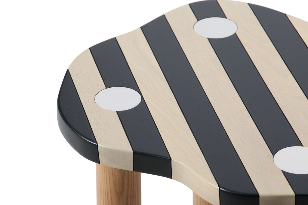 Table d'appoint contemporaine en bois d'hévéa avec accent en acier inoxydable pour salon ou chambre à coucher