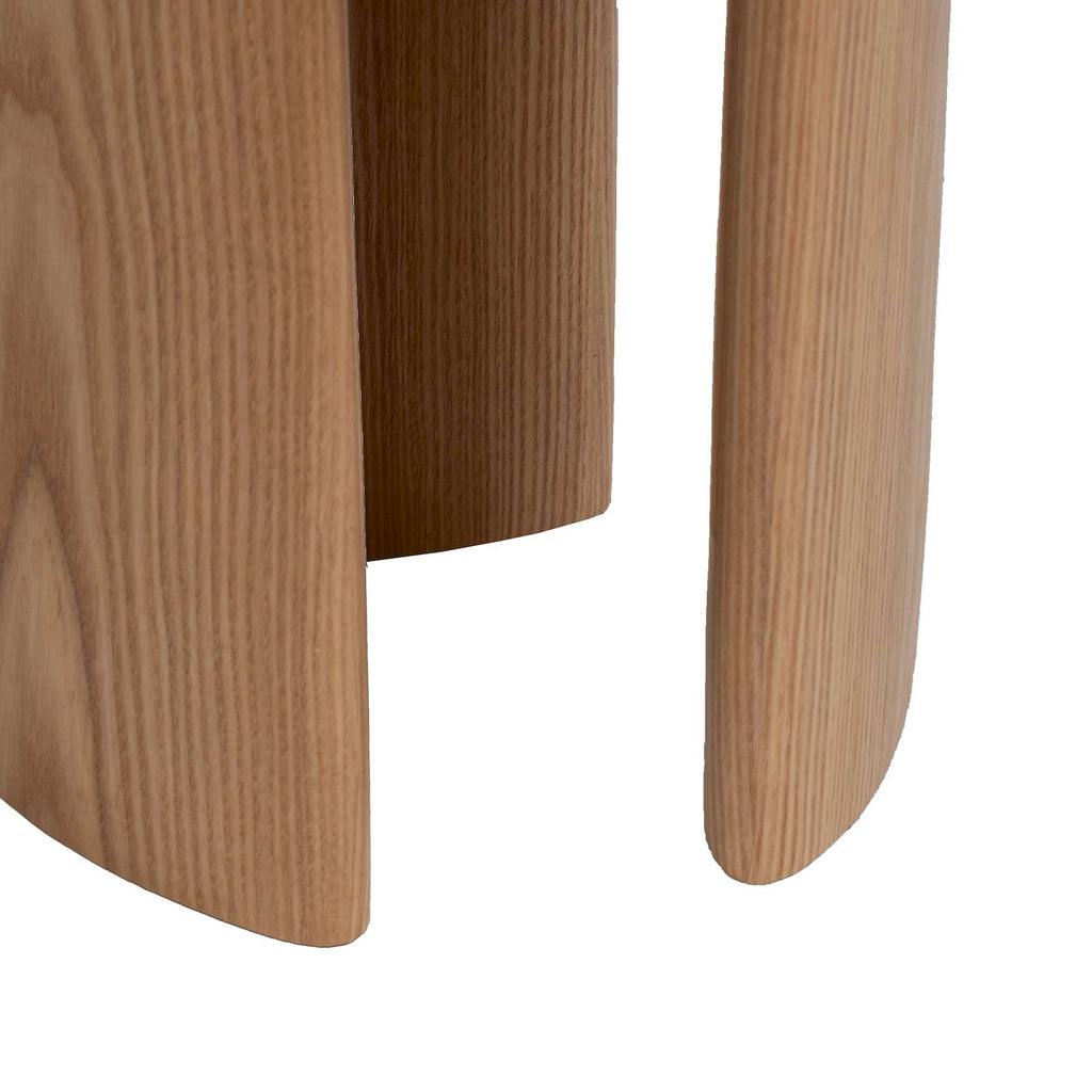 Table d'appoint ronde en chêne travertin naturel avec plateau en pierre et base en bois massif pour le salon ou la chambre à coucher