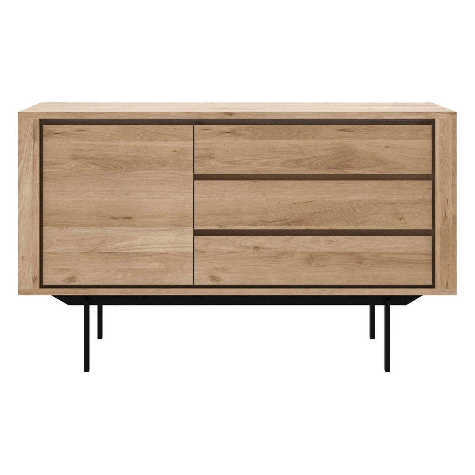 Buffet minimaliste en chêne massif 1 porte 3 tiroirs avec pieds flottants en métal noir pour salon ou salle à manger