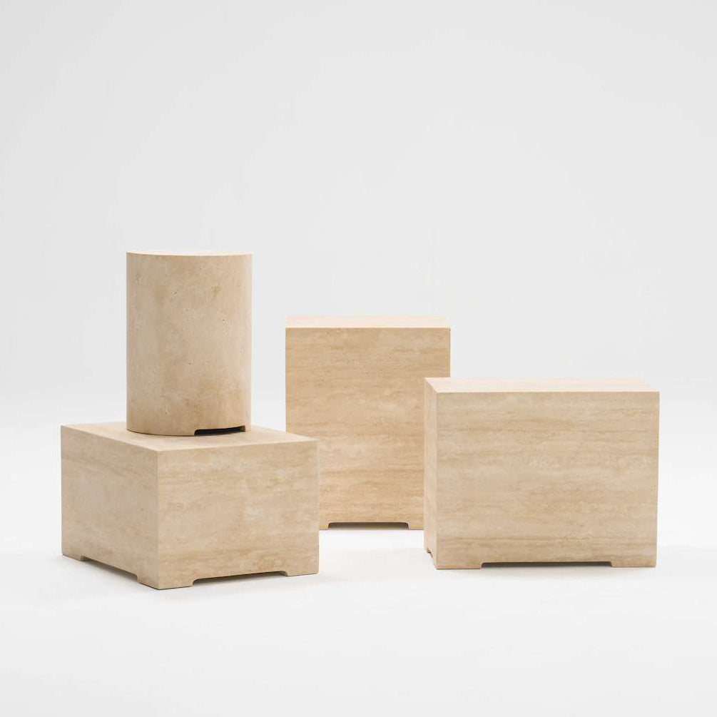 Table d'appoint ronde minimaliste en travertin avec base géométrique ajourée pour salon ou chambre à coucher